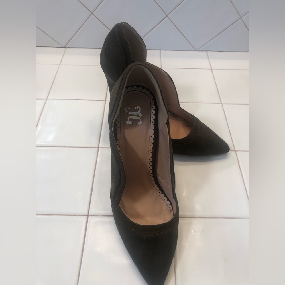 Journey Collection Size 7 scalloped suede army green heels 👠 4 1/2 heel , used